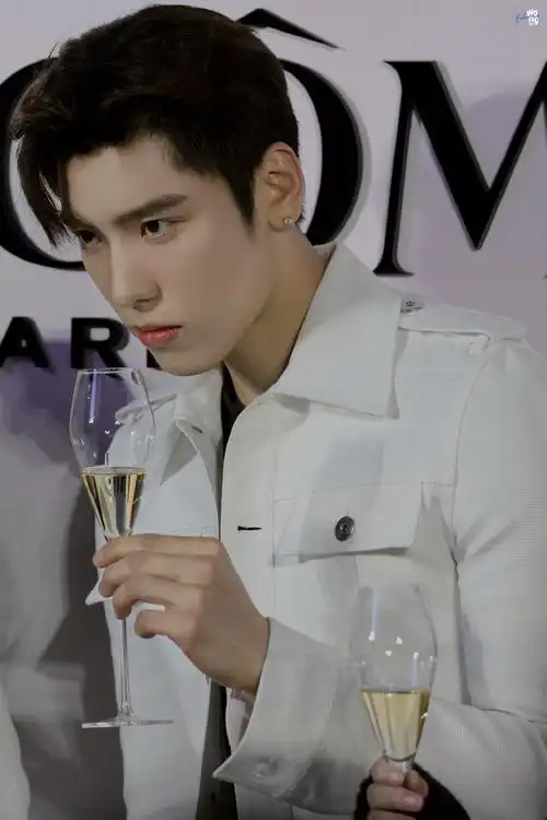 王子异[超话]#97#王子异晒照庆出道1314天#每次见 也还是可爱就像