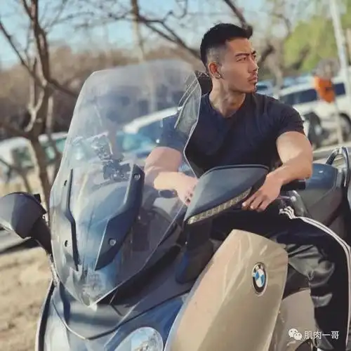 深圳黝黑肌肉男走红网络,网友们又可了|腹肌|胸肌|健身|美背_网易订阅