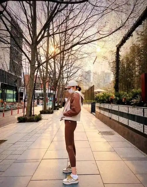 关晓彤裤子被网友质疑太短,仔细一看才发现其中奥秘,这可不怪人_鹿晗