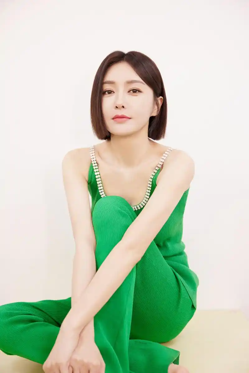 秦岚,飒爽短发搭配绿色背心头像组图