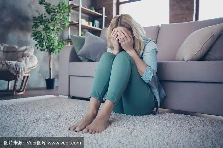 的女士坐在地毯上哭泣与丈夫分手的孤独在工业阁楼砖风格的室内房间