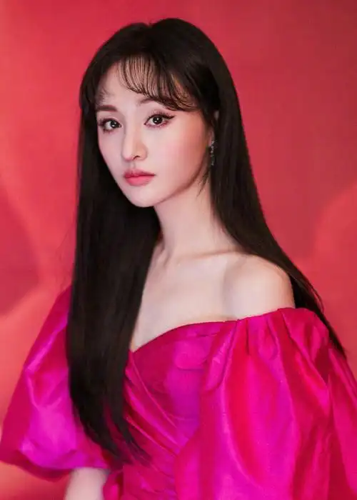 费加罗风尚盛典##郑爽玫红露肩短裙