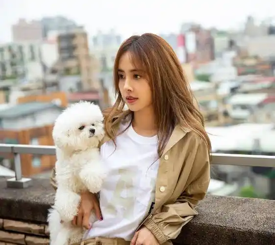 没有刘海的发型露出蔡依林精致五官,早期的女神属于可爱小女生,但是