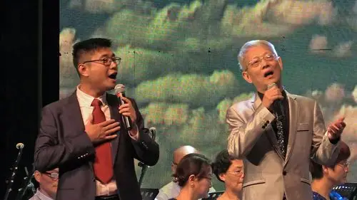 重温经典:男声三重唱《草原上升起不落的太阳》