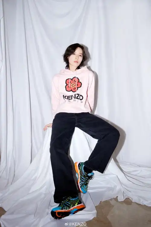 李斯丹妮身穿kenzo boke花朵连帽卫衣,搭配#kenzoxasics#联名运动鞋
