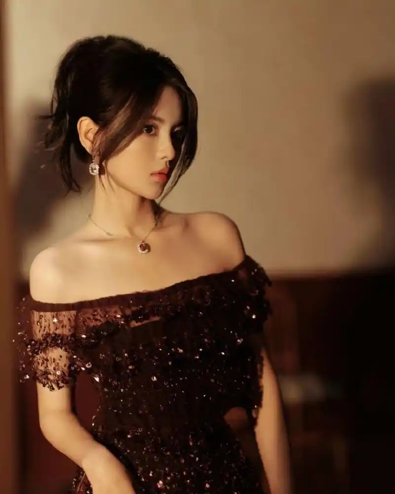 杨超越璀璨礼服搭璀璨珠宝,魅力全开  杨超越是一位极具个性化魅力的