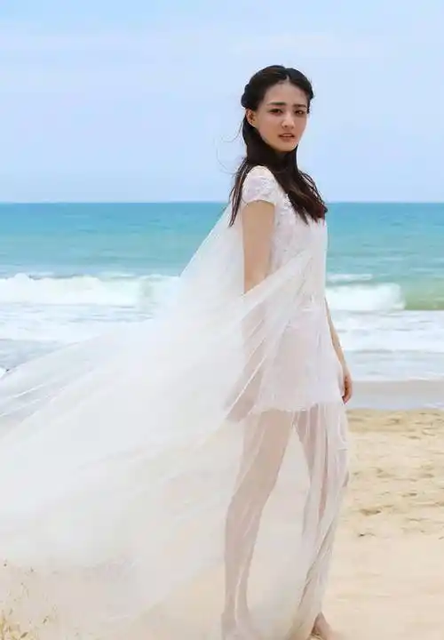 徐璐拍摄海边大片,身穿单层纱裙,甜美养眼,颜值清纯,身材绝佳!