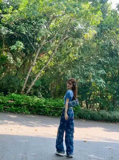 鞠婧祎蓝色针织上衣##鞠婧祎的蝴蝶发夹