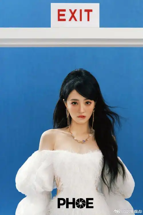 #徐璐露肩咬唇##徐璐露肩咬唇照#