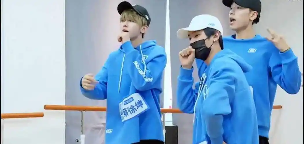 学员自称回锅肉引蔡徐坤安慰,随后感慨表示《偶练》的舞台等待了三年