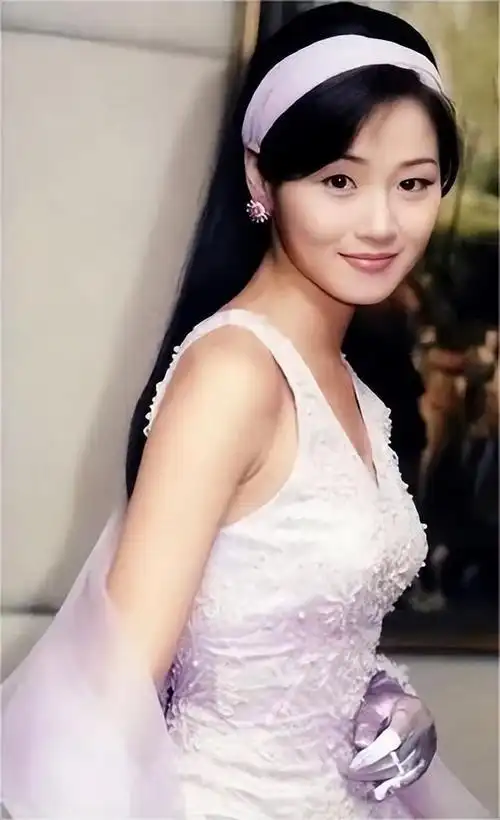 万绮雯丨一个从香港元朗走出的"乡下妹""香港第一美腿"