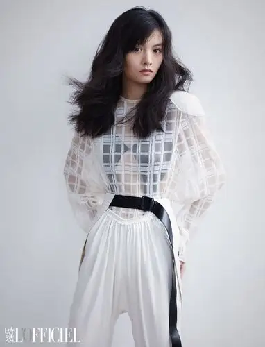 近日,演员春夏为《时装lofficiel》杂志六月刊拍摄了一组封面大片