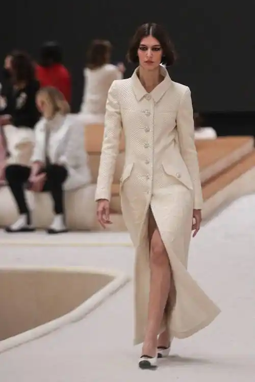 新华社/欧新新华社/西霸1月25日,在法国巴黎高级定制时装周上,模特