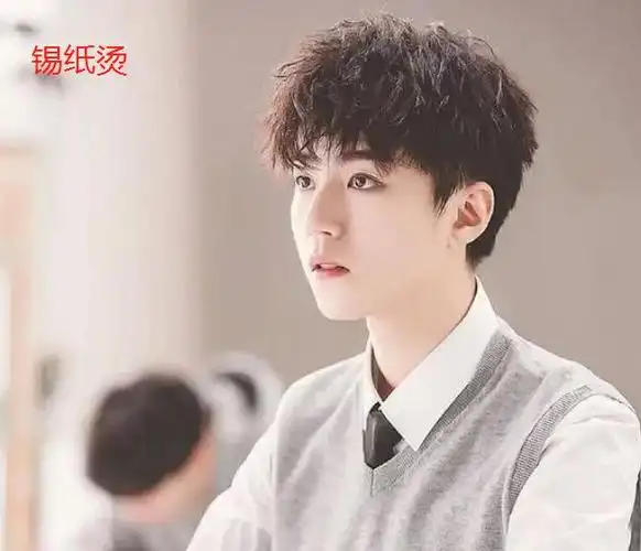 锡纸烫和烟花烫的区别:外形不同,制作方法不同,特点不同,效果不同