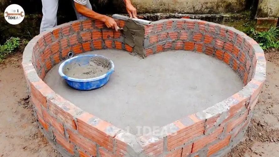 男子用砖砌的爱心鱼池看完忍不住竖起大拇指太有创意了