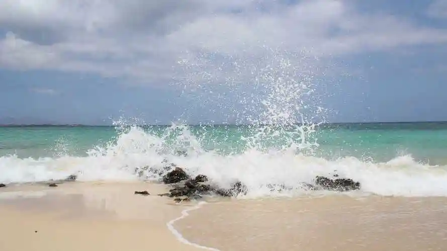 超清ins冷淡风壁纸蓝色系危险的海浪图片