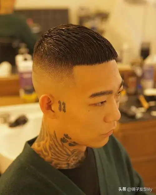 周边超短的发型,也是有一个长短的变化,从发际线到头顶区是一个循序