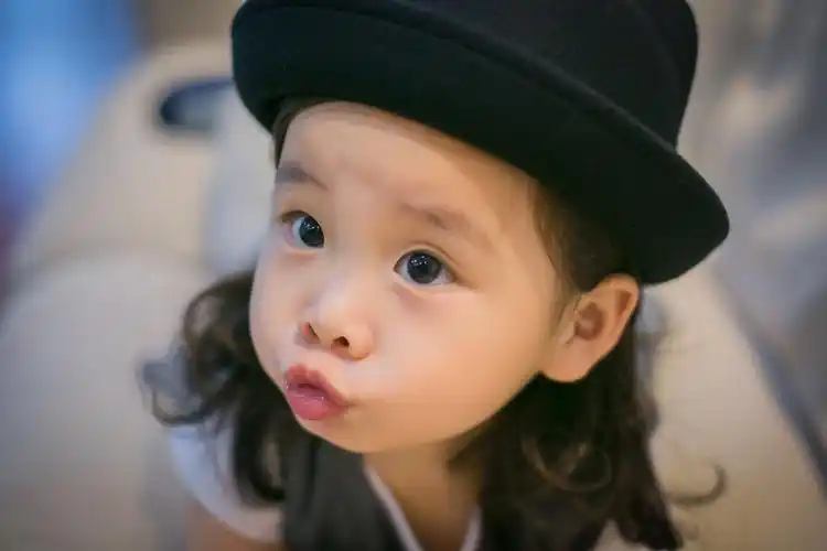 一个喜欢嘟嘴巴的小可爱