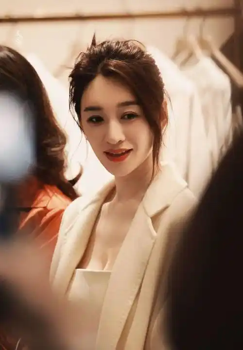 47岁李小冉穿出白到发光的惊艳效果_时尚_人们_造型