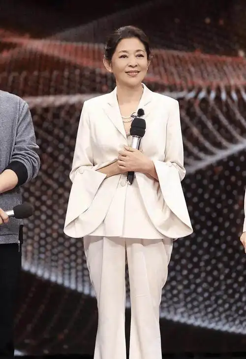 倪萍瘦了,长的更漂亮,穿着也更时尚,丝毫不逊色于那些年轻人