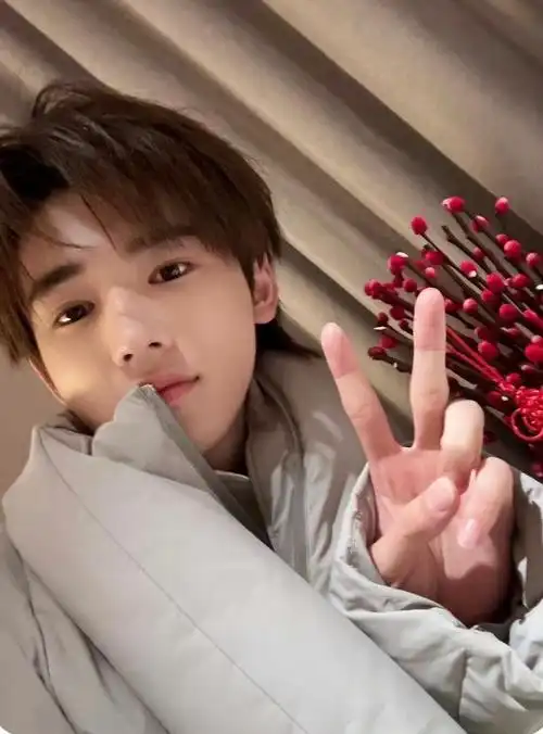 宋亚轩元宵自拍来啦