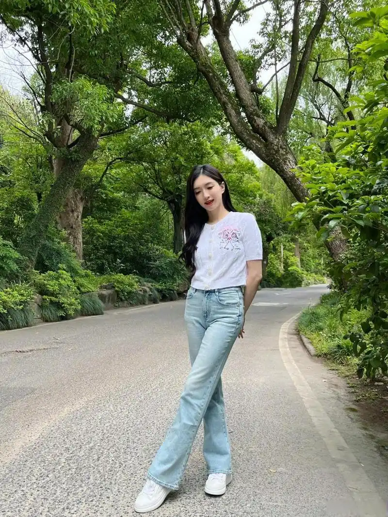 大美女江疏影,简约的穿搭尽显青春时尚之魅力#日常穿搭# #明星穿搭