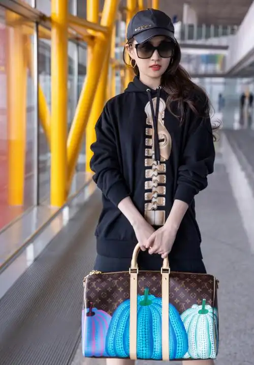 刘亦菲出发巴黎##刘亦菲 巴黎时装周##刘亦菲巴黎时装周##刘亦菲路易