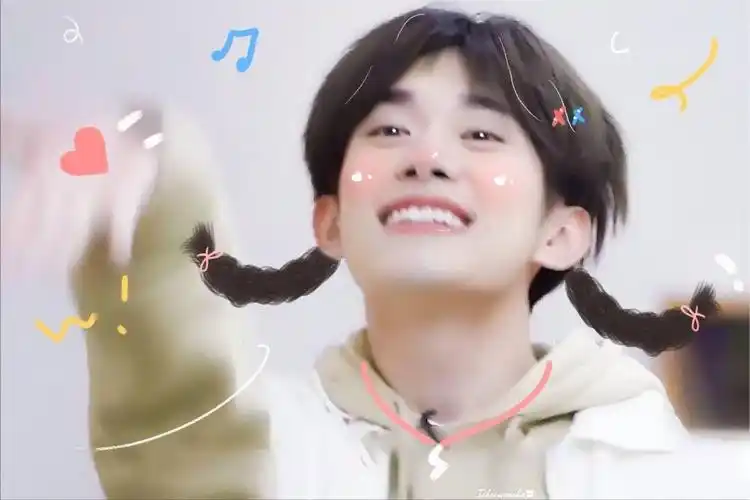 易烊千玺可爱头像图照合集,辫子"菇凉"来咯