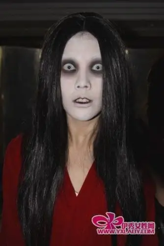 自我突破,此次可以说是自毁形象出演恐怖女鬼角色