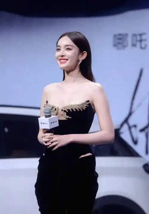 古力娜扎性感写真,黑色开衩抹胸连衣裙,优雅清凉,迷人又美丽_魅力