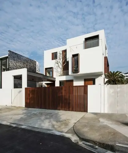 新加坡白盒与绿叶相伴的住宅