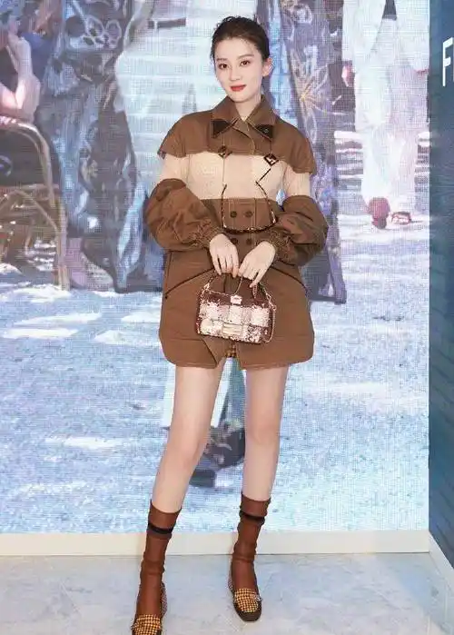 这都要归结于乔欣的好基因,乔欣的身高在170 以上,这种身高拥有大长腿