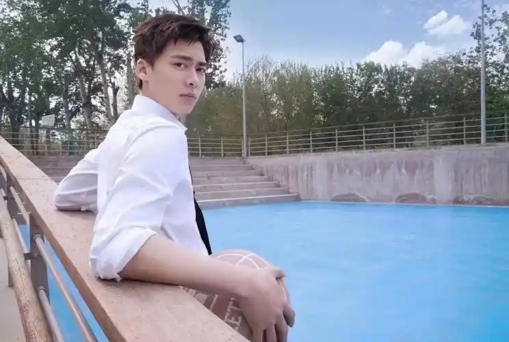 prada代言人李易峰身着prada演绎生日大片,清爽造型尽显俊朗清逸