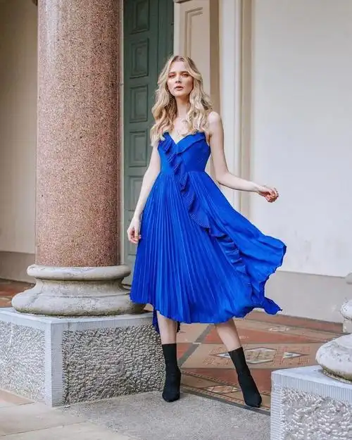 浅蓝色   浅蓝色是最清爽的颜色,光是穿在身上就给人一种如沐春风的