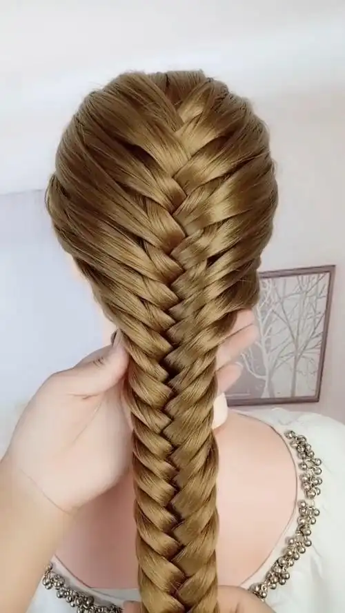 鱼骨编发式编发当中最常见的一种手法,就是两边就是