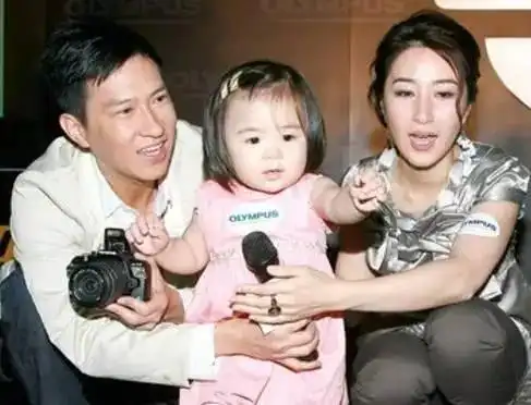 关咏荷现身商场美貌好身材被赞保养有道牵着女儿像姐妹