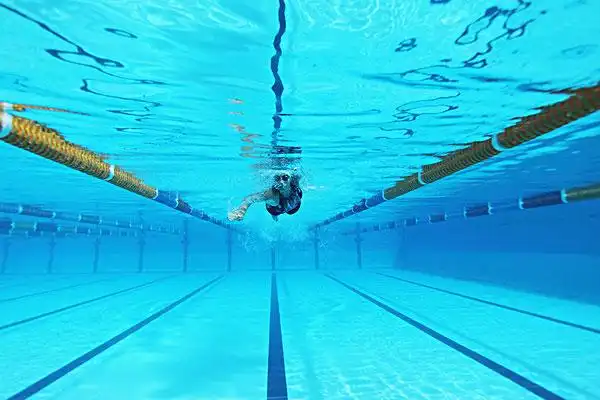 游泳是公认的"运动之王",长期坚持益处多多