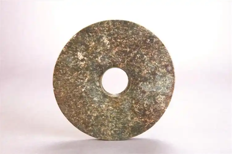 直径17.9厘米,厚1.1厘米.制作十分精良,是良渚文化玉器的精品.