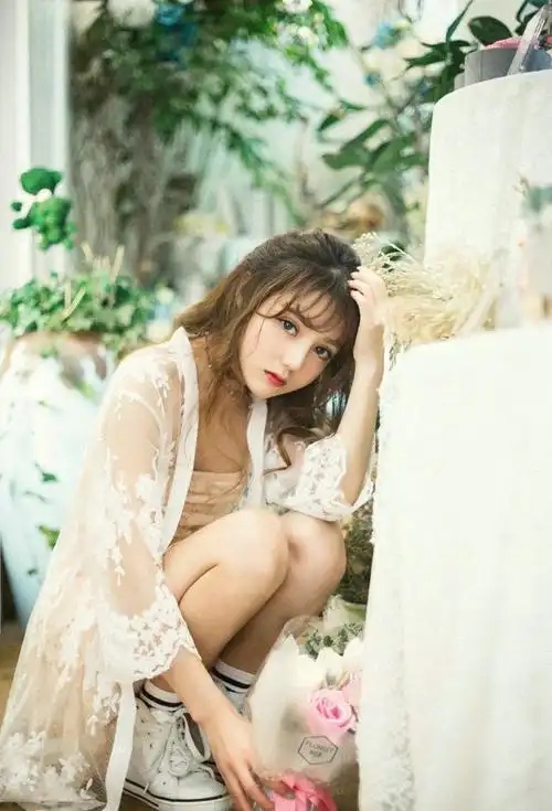 粉系花环美女蕾丝薄纱裙私房写真图片