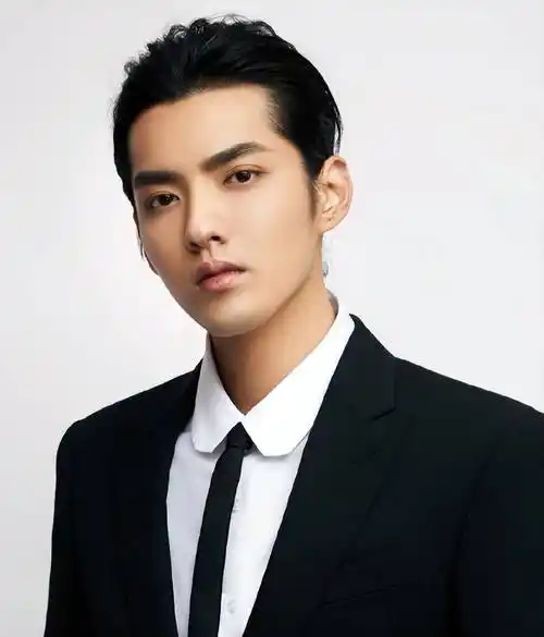 不过他在2021年的时候却是因为涉嫌"强剑"未成年女粉丝锒铛入狱,曾经