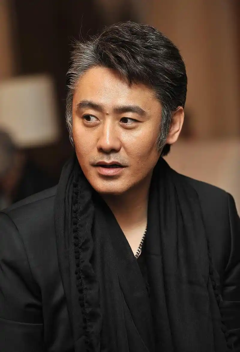 2月17号,演员王劲松和王鹤润一起冲上了热搜!