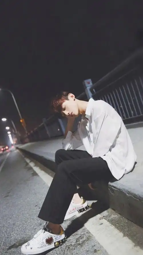 深夜现身的白敬亭独自坐在路边忧郁气质撩人