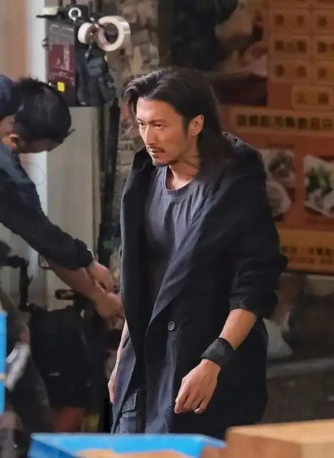 谢霆锋中环霸气造型曝光网友直呼帅炸