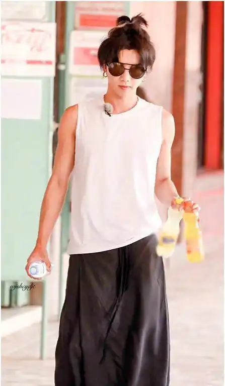 华晨宇现在的身材也太可了吧,胳膊的线条看起来非常的有力,给人一种