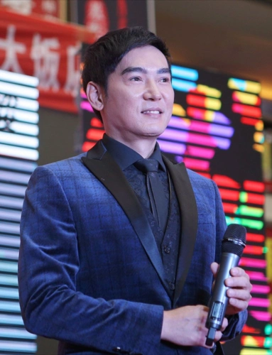 焦恩俊好像胖了但是眉眼依旧帅气迷人藏蓝色西装难藏魅力