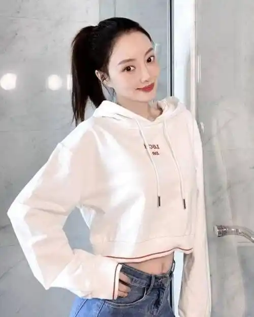 李小璐晒自拍近照,38岁少女感无敌,看起来不像是当妈的人_发展潜力_穿