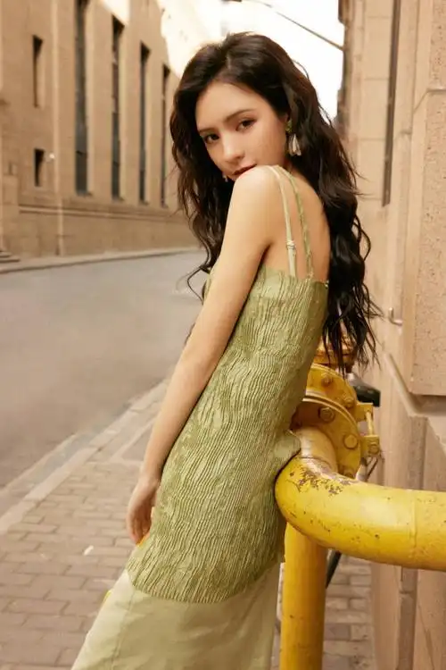 不愧是"最美前女友",张予曦穿背心秀小蛮腰,纸片身材羡煞旁人