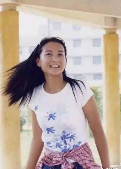 从不少过往的照片都能看出,少女时期的贾玲并不算胖.