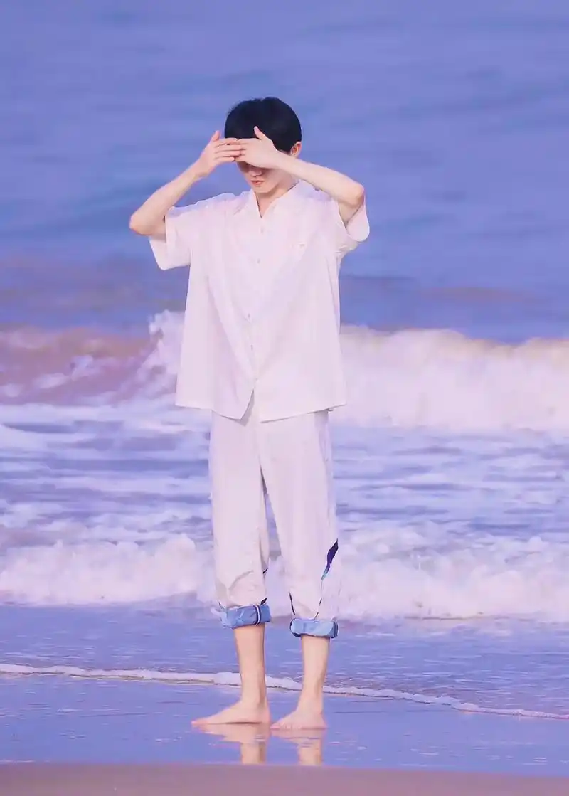 白乎乎的嘉祺#马嘉祺 #白衬衫 - 抖音