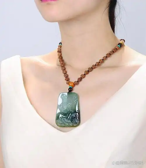 玉镯和玉坠都是具有特殊含义和美感的首饰,但是在女人们的选择中,到底